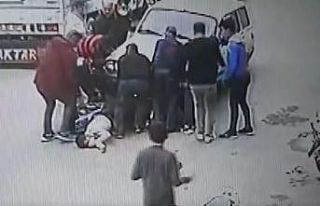 Motosikletin aracın altında kalma anı güvenlik...