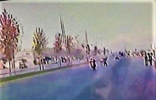 Motosikletin çarptığı kadın metrelerce ileriye...