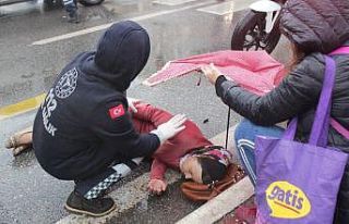 Motosikletin çarptığı yaya yaralandı