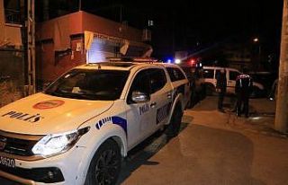 Motosikletli kişilerin silahlı saldırısına uğrayan...