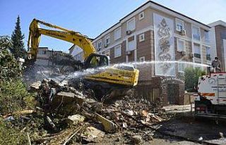 Muratpaşa’da kaçak metruk bina yıkıldı