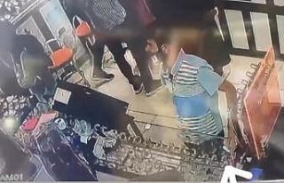 Müşteri kılığında girdiği dükkandan cep telefonunu...