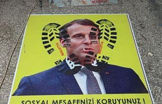 Müşteriler Macron’un fotoğrafına basıp geçiyor