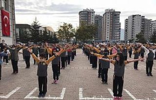 Müzik öğretmeninden öğrencilere ‘Maskeni Tak’...