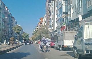 Nakliye kamyonetine çevirdiği elektrikli bisikletle...