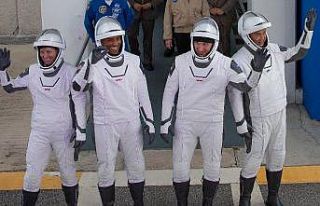NASA ve SpaceX, 4 astronotu uzaya gönderdi