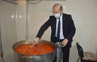 Niksar Belediyesi Aşevi her gün 450 kişiye sıcak...
