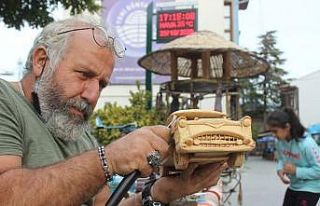 Odunları çakıyla otomobile çeviriyor