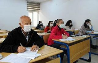 Öğrenmenin yaşı yoktur dedi ve İngilizce öğrenmeye...