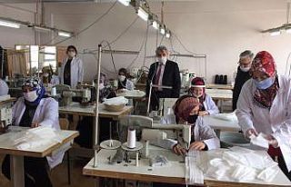 Öğretmen ve öğrencilere maske üretiyorlar