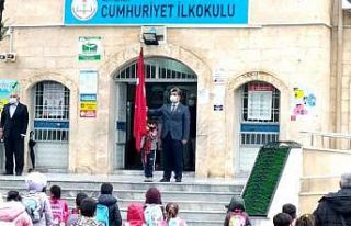 Öğretmen ve öğrencinin bayrak hassasiyeti gururlandırdı