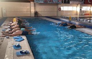 Öğretmenler yüzme öğreniyor