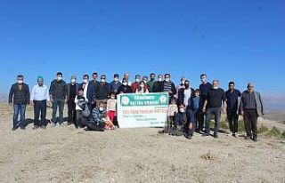 Öğretmenlerin diktiği fidanlar toprakla buluştu