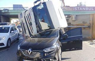 Okmeydanı’nda hafriyat kamyonu otomobilin üzerine...