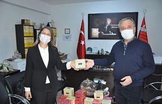 Okul müdüründen öğretmenlere sürpriz hediye