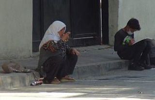 Okul önünde alkol alan kadın kameralara yakalandı