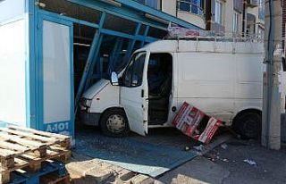 Önce otomobile çarptı sonra markete daldı