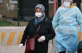 Otobüste kırmızı bileklik paniği