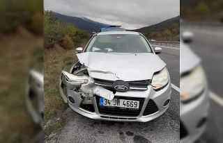 Otomobil çekiciye çarptı; 3 yaralı