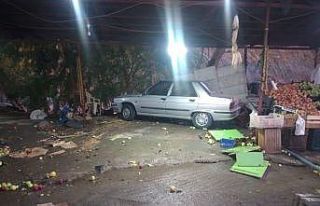 Otomobil dinlenme tesisine girdi