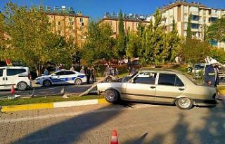 Otomobil elektrik direğine çarptı