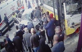 Otomobil ile özel halk otobüsü böyle çarpıştı