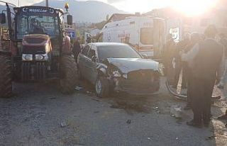 Otomobil ile traktör çarpıştı: 1 yaralı