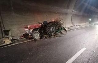 Otomobil ile traktör çarpıştı 3 kişi yaralandı