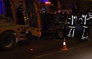 Otomobil iş makinesi yüklü tıra çarptı: 1 ölü,...