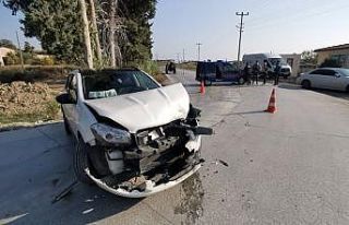 Otomobil iş makinesine çarptı: 2 yaralı