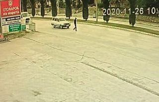 Otomobil yayaya böyle çarptı