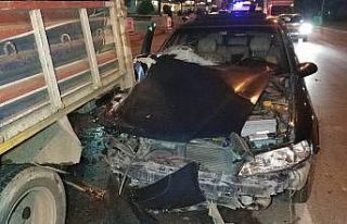 Otomobil yolcu indiren kamyonete çarptı: 3 yaralı