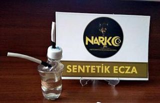 Otomobilde uyuşturucu kullanırken yakalandılar