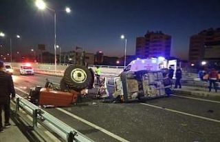Otomobilin arkadan çarptığı traktör devrildi:...