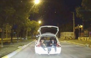 Otomobilin bagajında 2 gencin tehlikeli yolculuğu