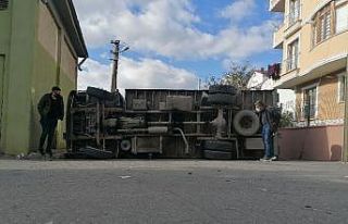 Otomobilin çarptığı nakliye kamyonu yan yattı