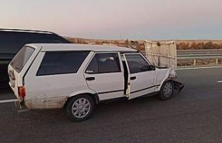 Otomobilin kapısından yola savrulan kadın yaşamını...