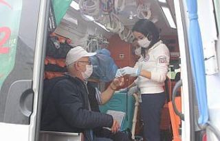 Otomobille çarpışan bisiklet sürücüsü şans...