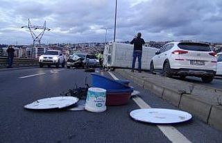 Otomobille çarpışan minibüs devrildi; 1 yaralı