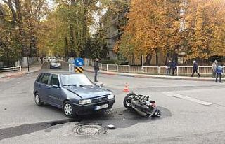 Otomobille motosiklet çarpıştı: 1 yaralı