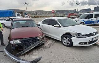 Otomobiller çarpıştı; 1 yaralı