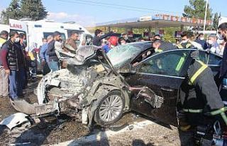 Otomobiller dönüş yapan tıra çarptı: 1 ölü,...