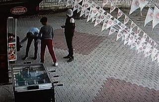 Oyun makinesinin kilidini kırıp bozuk paraları...