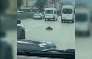 Oyuncak arabasıyla trafiği tehlikeye düşüren...