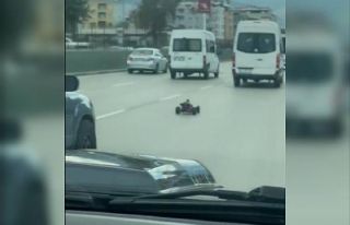 Oyuncak yarış arabası Bursa caddelerini birbirine...