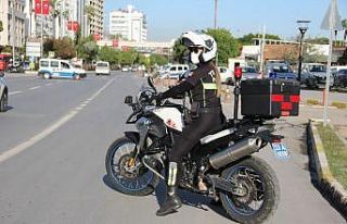(Özel) O, Mersin’in tek motorize kadın trafik...