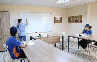 Özel öğrenciler E-KPSS’ye hazırlanıyor