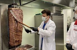 Pandemi hastanesinin sağlık kahramanlarına iyileşen...