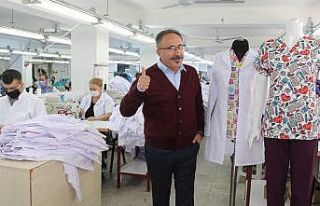 Pandemi ile savaşan sağlık ordusunu onlar giydiriyor