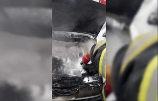 Park halinde çalıştırılmak istenen otomobil alev...